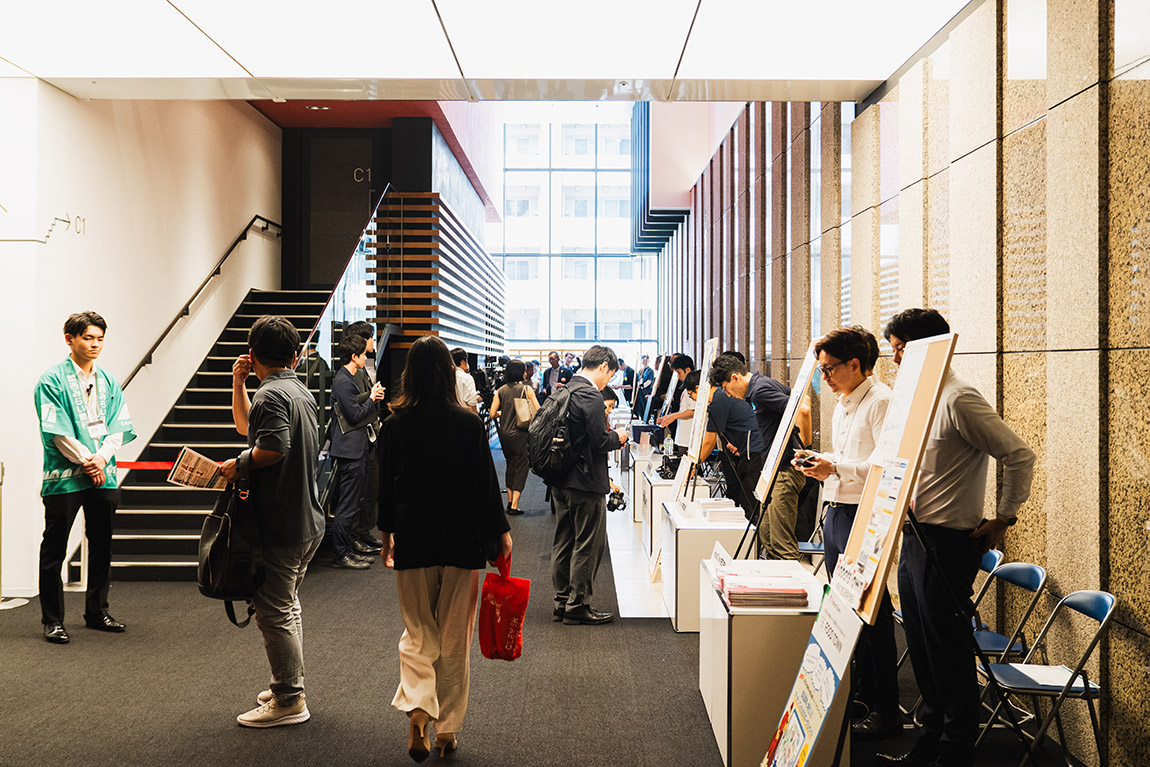 ファイナリスト10社の取組・製品を紹介するブースが展開された様子
