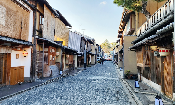 京都最古のお茶屋街「上七軒」