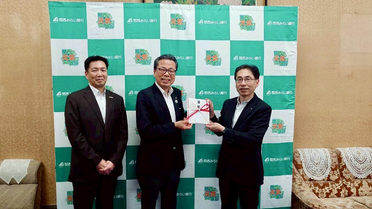 滋賀県さまへの寄付目録贈呈の様子②