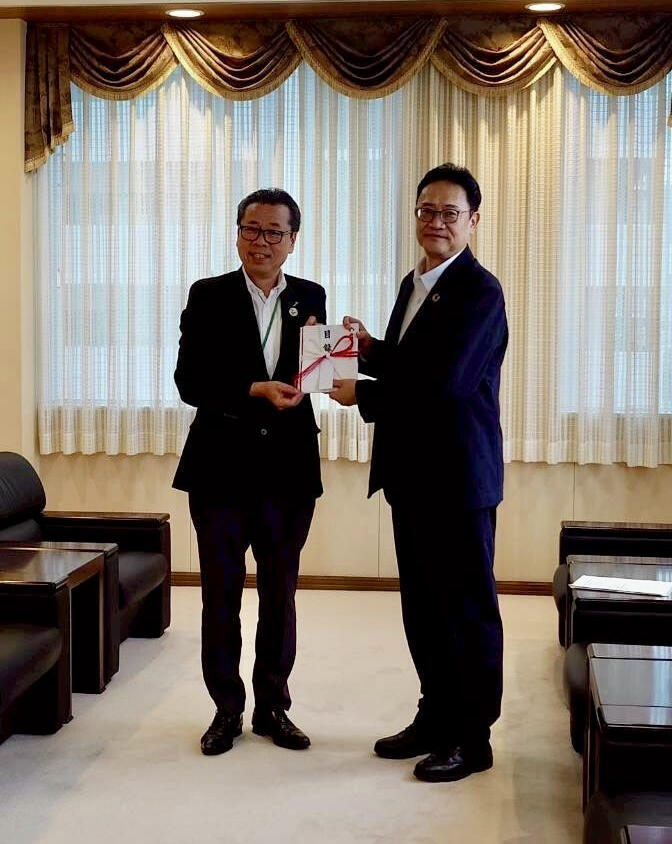 公益財団法人国際湖沼環境委員会さまへの寄付目録贈呈の様子①